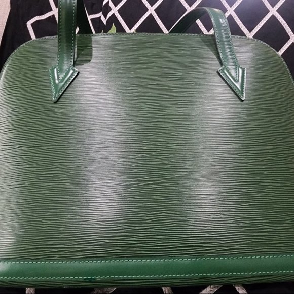 VV Good Used Condition Authentic Louis Vuitton Epi Leather Shoulder Bag - Picture 15 of 16